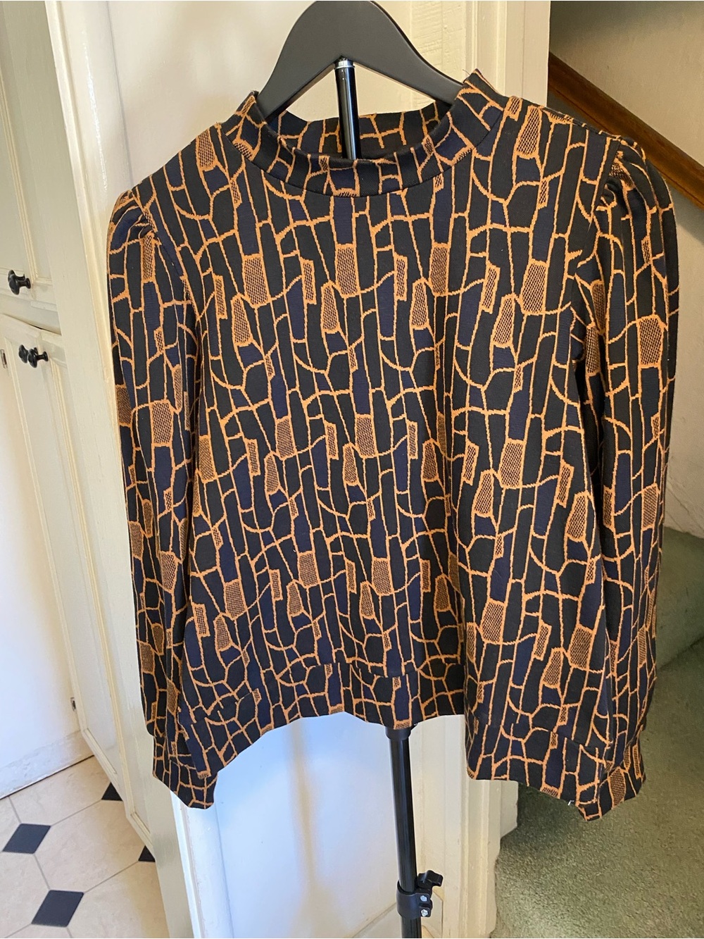 Walter Baker Black and Gold Print Knit Tunic Top, size large